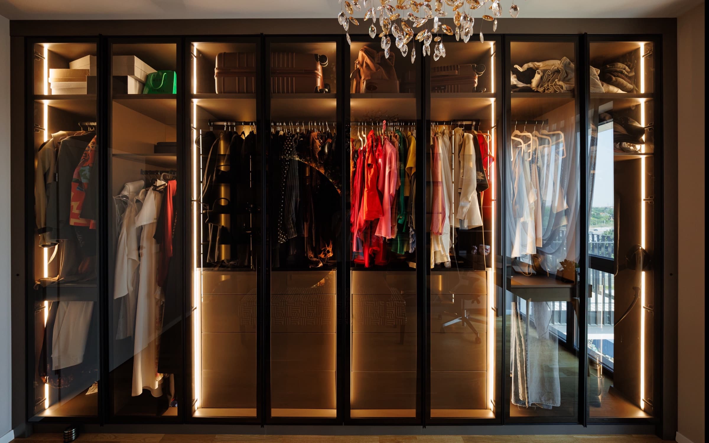 Dressing cu opt uși din sticlă fumurie și LED vertical, proiectat și produs de INIZIO, montat la client în Timișoara