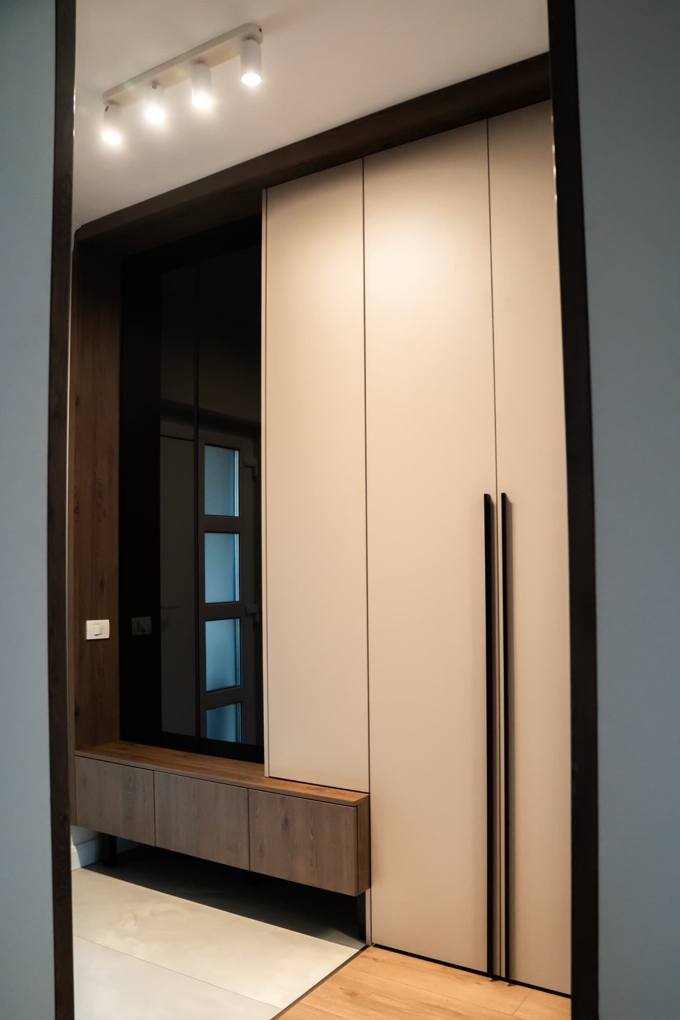 Dulap alb până în tavan cu mânere verticale, produs în atelier
